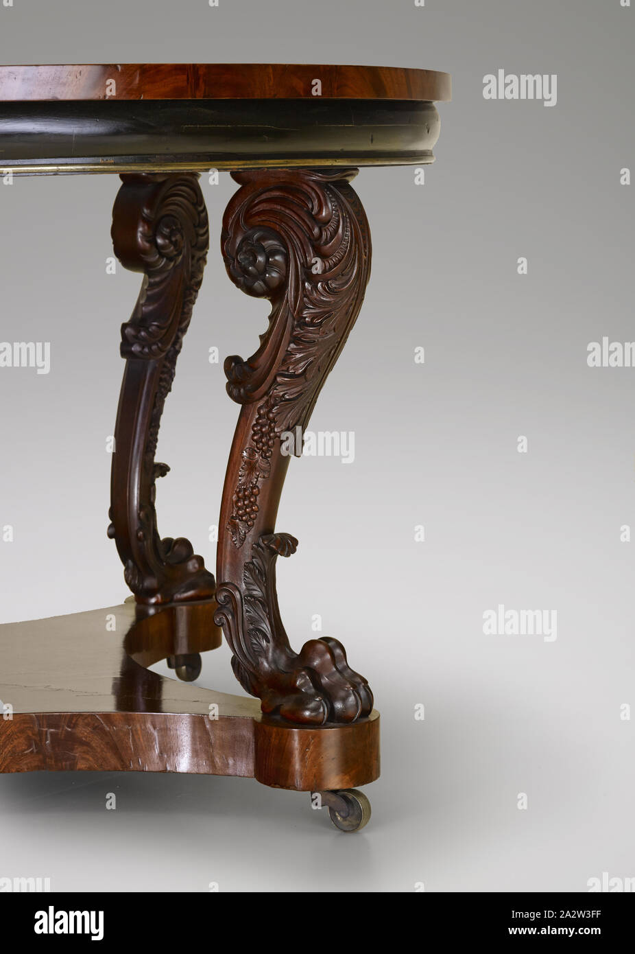 Centre de table, inconnu, vers 1830, l'Acajou, marbre, le pin blanc, Tulip, 30-1/4 x 49 x 49 in., cuisine américaine, les arts décoratifs Banque D'Images