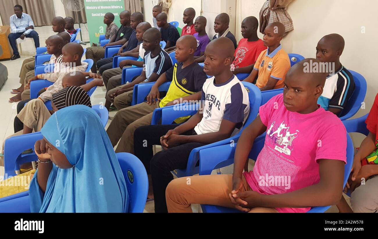 (191003) -- MAIDUGURI (NIGERIA), le 3 octobre 2019 (Xinhua) -- les enfants soldats rescapés de l'armée nigériane Boko Haram par assister à une cérémonie de passation à Maiduguri, l'état de Borno, Nigeria, le 3 octobre 2019. L'armée nigériane a remis le jeudi 25 enfants soldats recrutés par Boko Haram pour le gouvernement et une agence des Nations Unies pour la réhabilitation. (Photo de Makama Sule/Xinhua) Banque D'Images