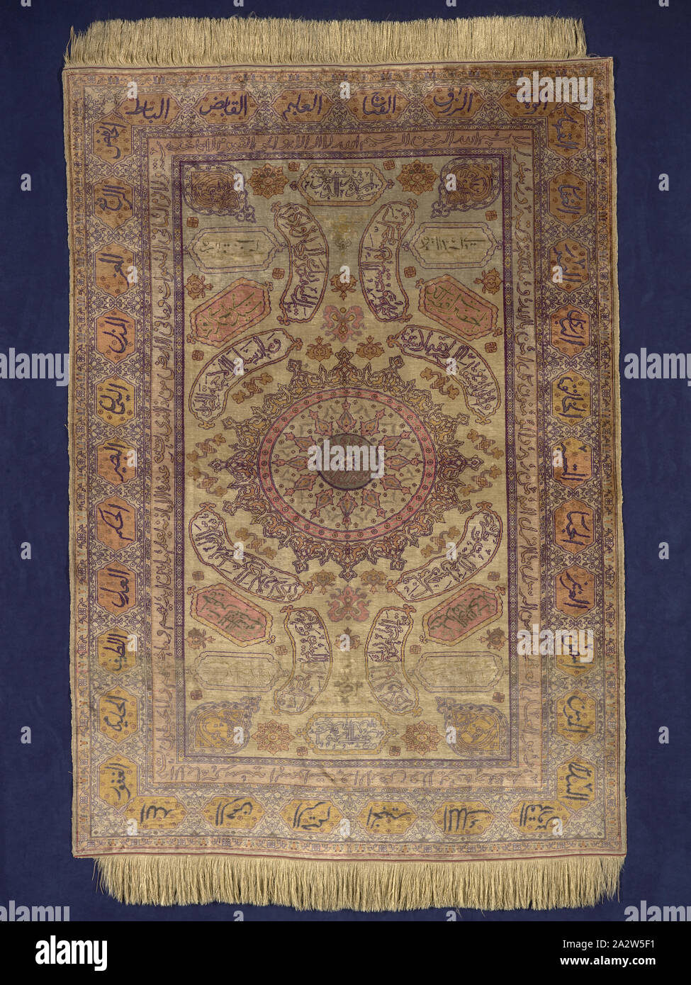 Tapis, vers 1900, fils métalliques, 77 x 54 in., 195,6 x 137,2 cm., du textile et des arts de la mode Banque D'Images