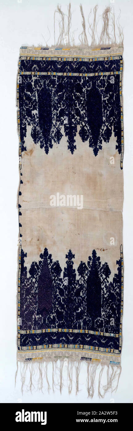 Fragment, marocain, début des années 1800, le linge de maison brodé de soie, 17 x 50 in., du textile et des arts de la mode Banque D'Images