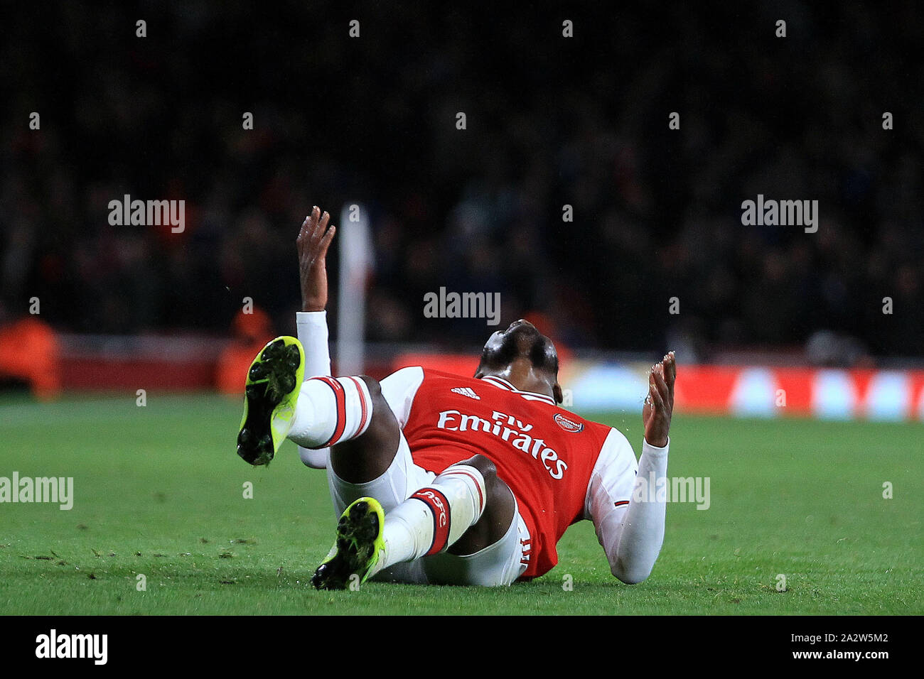 Londres, Royaume-Uni. 06Th Oct, 2019. Ainsley Maitland-Niles d'Arsenal se pose sur le gazon après la perte de son pied. L'UEFA Europa League, groupe F, v Arsenal Liège Standard à l'Emirates Stadium de Londres, le jeudi 3 octobre 2019. Ce droit ne peut être utilisé qu'à des fins rédactionnelles. Usage éditorial uniquement, licence requise pour un usage commercial. Aucune utilisation de pari, de jeux ou d'un seul club/ligue/dvd publications pic par Steffan Bowen/Andrew Orchard la photographie de sport/Alamy live news Crédit : Andrew Orchard la photographie de sport/Alamy Live News Banque D'Images