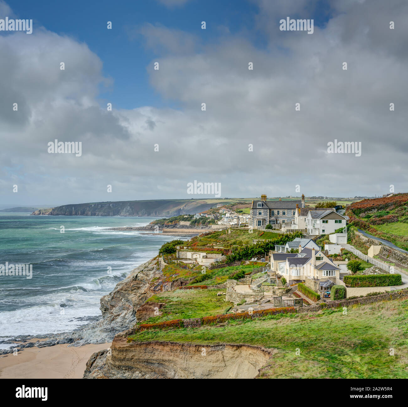 Une scène montrant la côte mer du rivage de sable autour de la ville balnéaire de Porthleven sur une belle journée d'automne. Banque D'Images