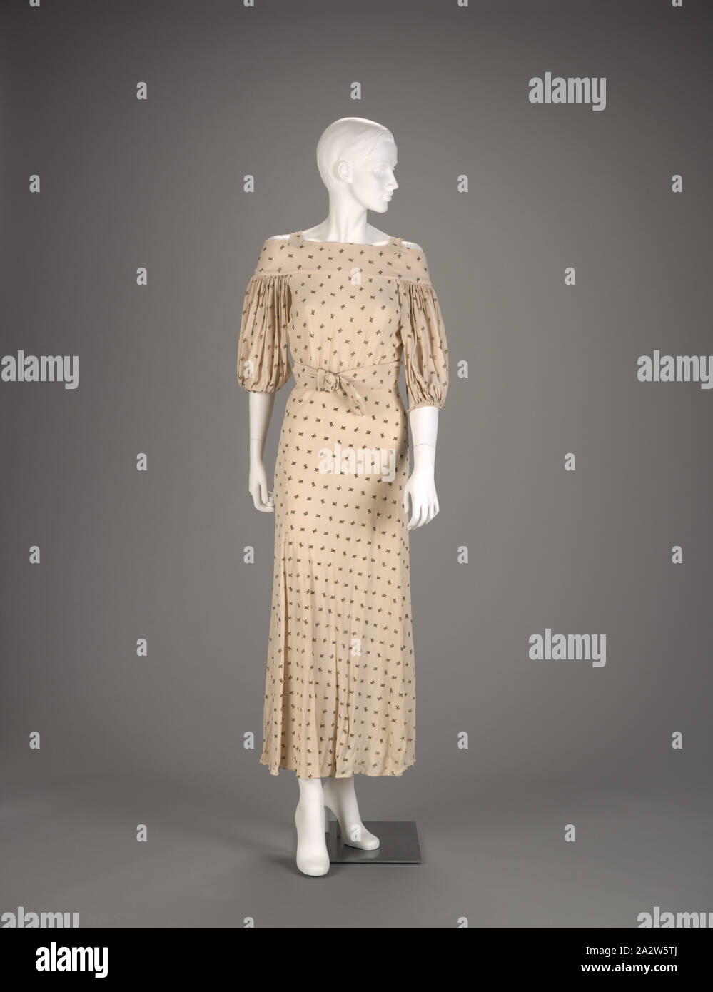 Robe, années 1930, crêpe de soie, de fils métalliques, centre retour longueur : 49.1/2 in., une conception originale avec des auteurs de la mode, du textile et de la Guilde des arts de la mode Banque D'Images