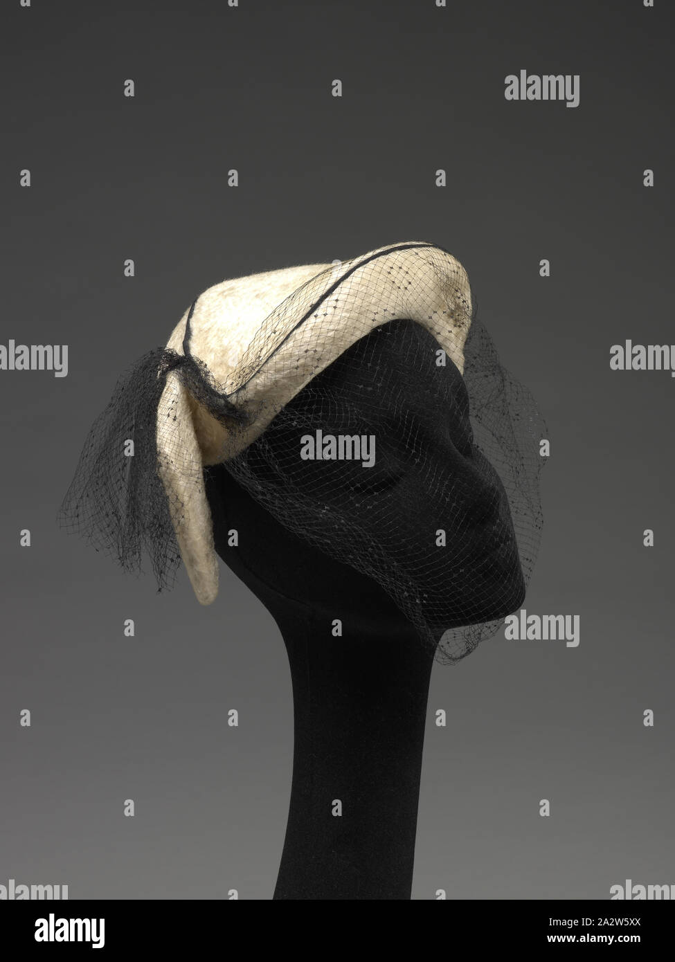 Hat, début des années 1940, la soie, coton, paille, adhésif, 7 x 10 x 9 in., Label : OPE 13-21, Rose, 8. Rue de la paix. Paris, du textile et des arts de la mode Banque D'Images