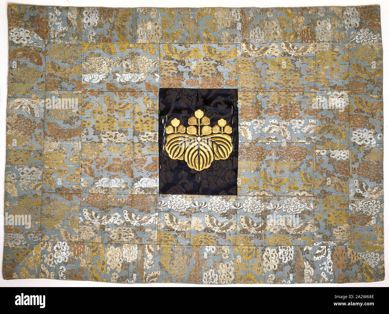 Mobilier du temple, du milieu du xixe siècle, l'or enveloppé Thread, 39 x 54-1/2 in., du textile et des arts de la mode Banque D'Images