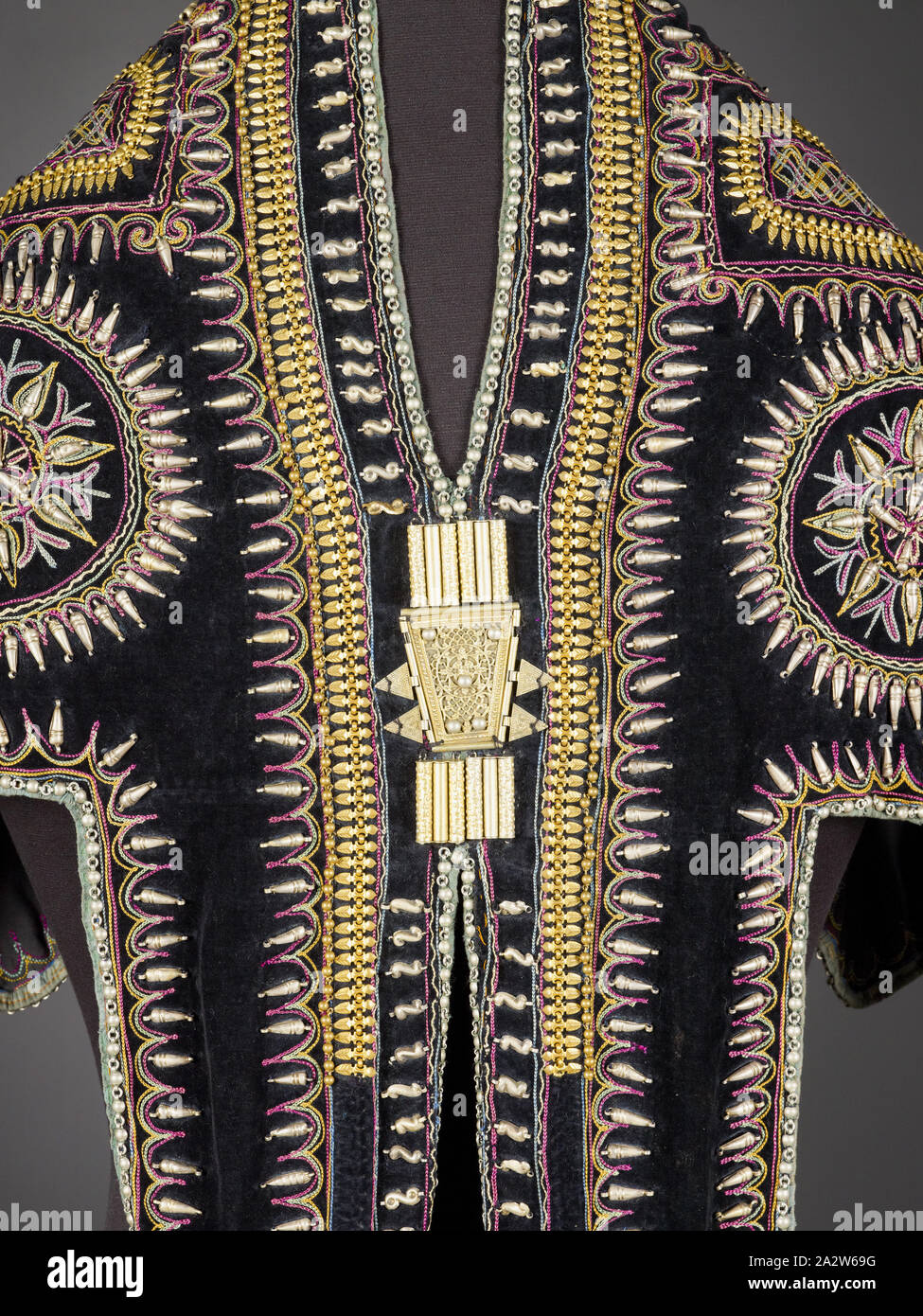 Tunique de cérémonie, l'Amharique, début des années 1900, velours de soie,  des ornements en métal, 37-1/2 x 63-1/2 in., du textile et des arts de la  mode Photo Stock - Alamy