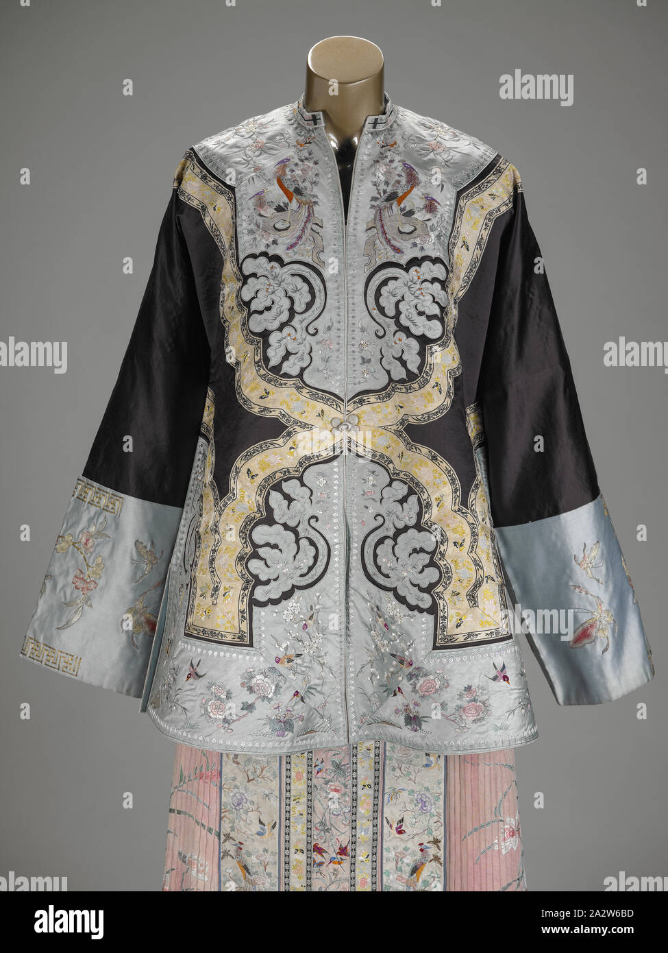 La femme intérieure semi-formelle pardessus, dynastie des Qing, la dynastie des Qing, début des années 1900, la soie, brodé de soie et de fils métalliques, façade : 35 in., longueur de manche : 70, en arts du textile et de la mode Banque D'Images