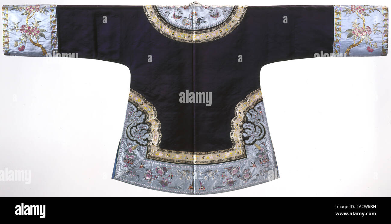 La femme intérieure semi-formelle pardessus, dynastie des Qing, la dynastie des Qing, début des années 1900, la soie, brodé de soie et de fils métalliques, façade : 35 in., longueur de manche : 70, en arts du textile et de la mode Banque D'Images