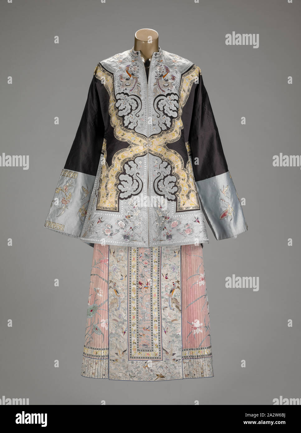 La femme intérieure semi-formelle pardessus, dynastie des Qing, la dynastie des Qing, début des années 1900, la soie, brodé de soie et de fils métalliques, façade : 35 in., longueur de manche : 70, en arts du textile et de la mode Banque D'Images