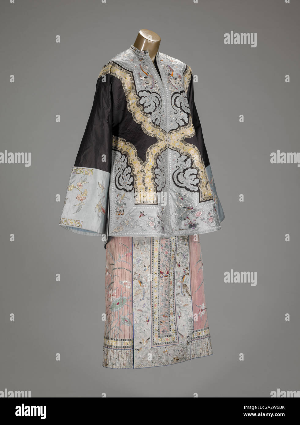 La femme intérieure semi-formelle pardessus, dynastie des Qing, la dynastie des Qing, début des années 1900, la soie, brodé de soie et de fils métalliques, façade : 35 in., longueur de manche : 70, en arts du textile et de la mode Banque D'Images