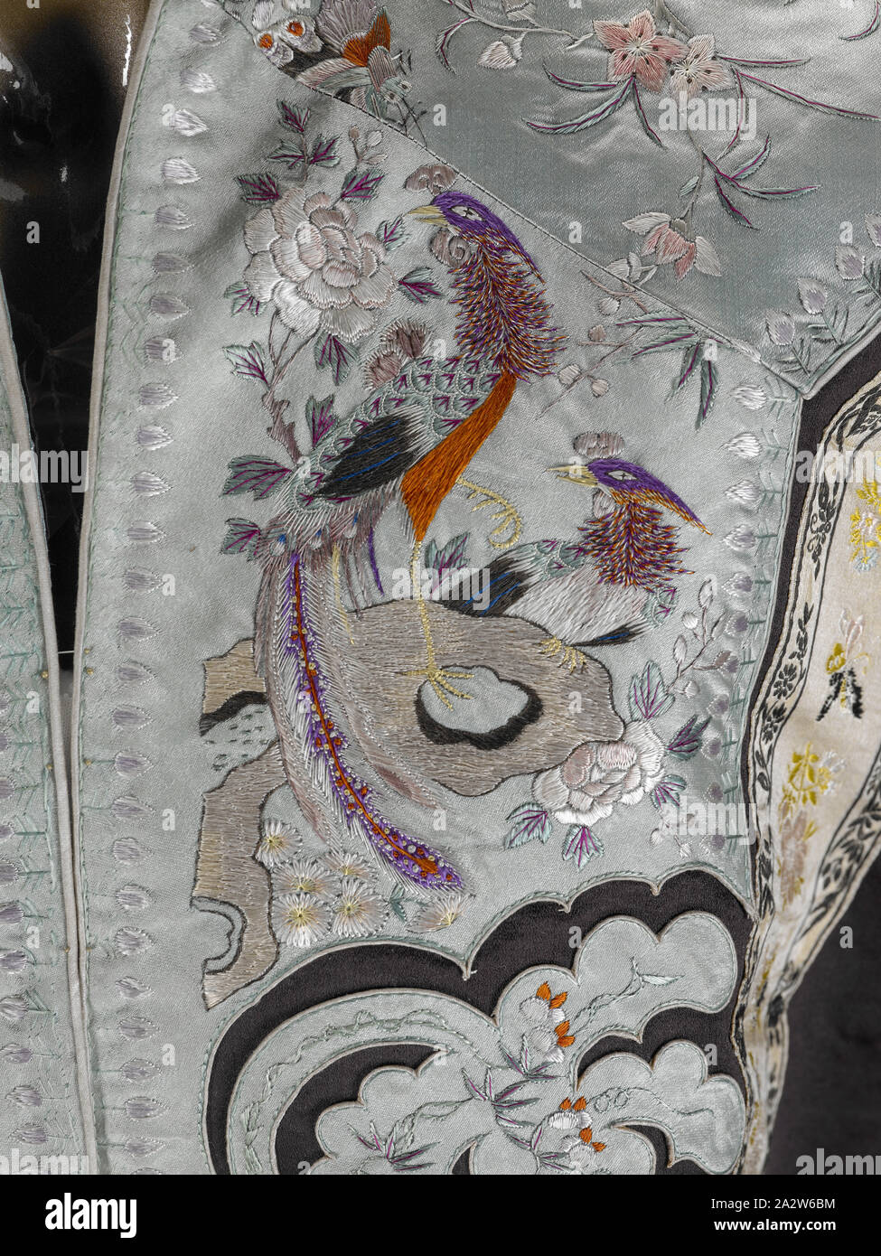 La femme intérieure semi-formelle pardessus, dynastie des Qing, la dynastie des Qing, début des années 1900, la soie, brodé de soie et de fils métalliques, façade : 35 in., longueur de manche : 70, en arts du textile et de la mode Banque D'Images