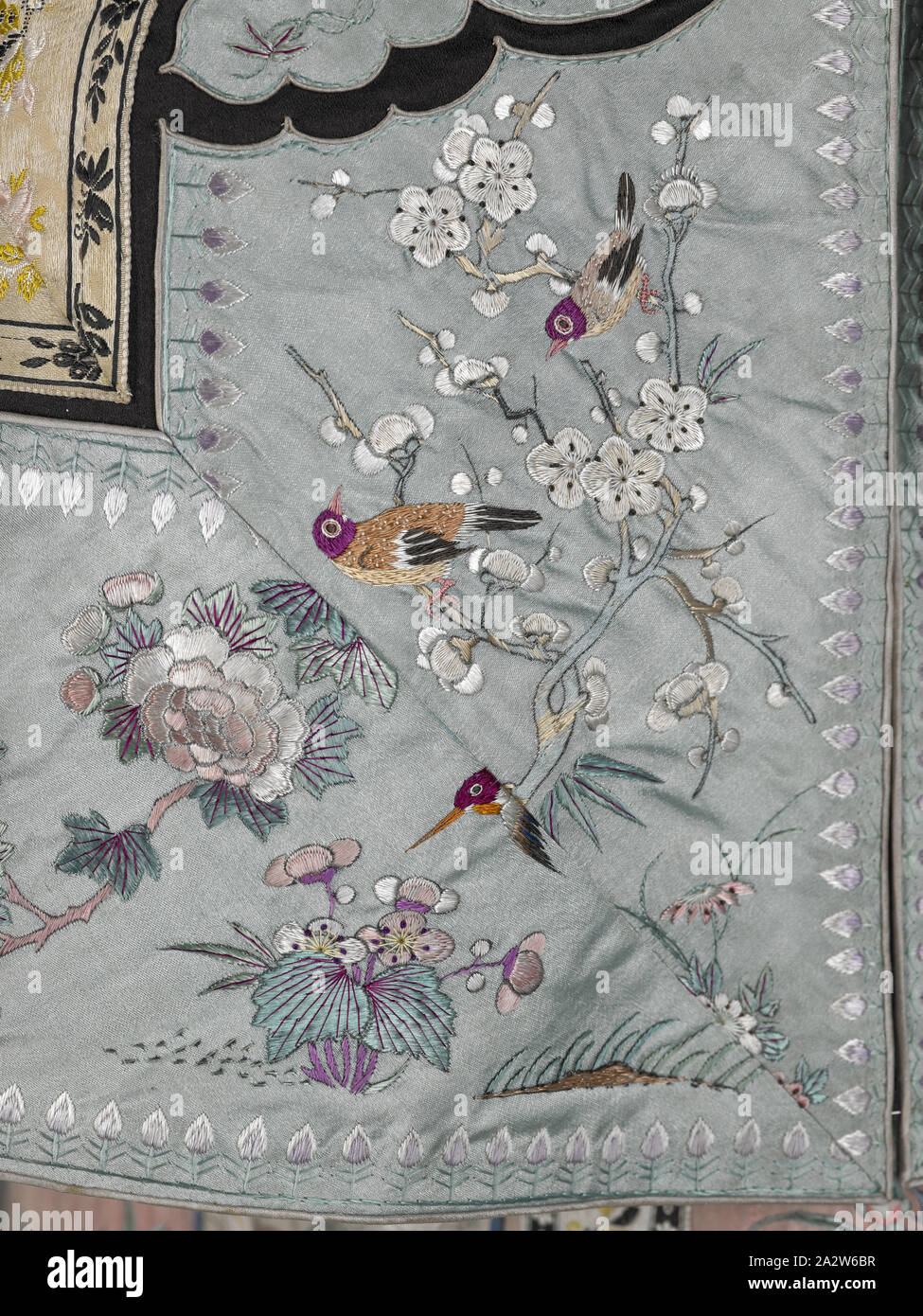 La femme intérieure semi-formelle pardessus, dynastie des Qing, la dynastie des Qing, début des années 1900, la soie, brodé de soie et de fils métalliques, façade : 35 in., longueur de manche : 70, en arts du textile et de la mode Banque D'Images