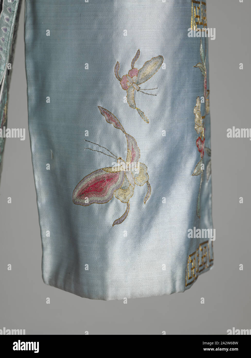 La femme intérieure semi-formelle pardessus, dynastie des Qing, la dynastie des Qing, début des années 1900, la soie, brodé de soie et de fils métalliques, façade : 35 in., longueur de manche : 70, en arts du textile et de la mode Banque D'Images