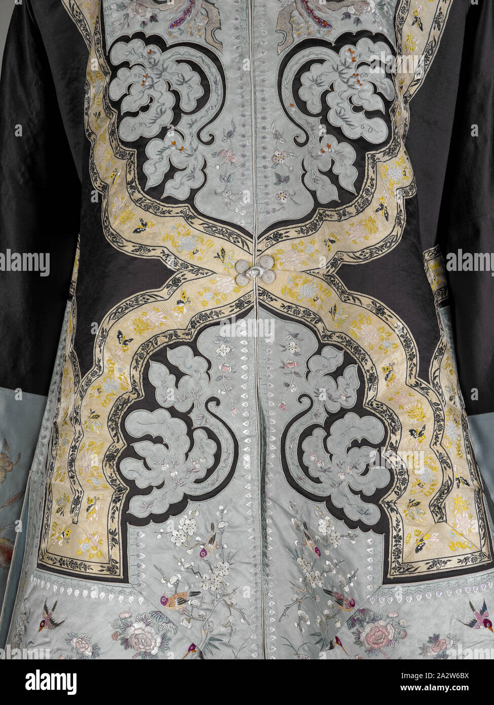 La femme intérieure semi-formelle pardessus, dynastie des Qing, la dynastie des Qing, début des années 1900, la soie, brodé de soie et de fils métalliques, façade : 35 in., longueur de manche : 70, en arts du textile et de la mode Banque D'Images