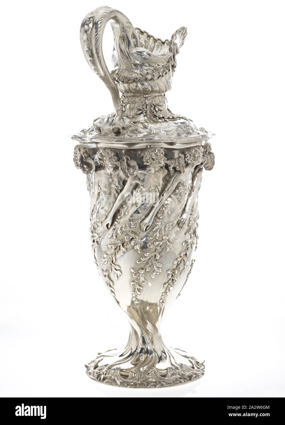 Goelet Racing Cup pour les goélettes, Charles Osborne, Designer (américain), Tiffany & Co., fabricant (américain), 1885, argent, 29 x 13 x 12 in., inscrit, gravé au-dessous du cou la tuyère : Goelet Cup 1885 estampillés au dessous du pied : Tiffany & Co, 8487 M 8183, STERLING SILVER.inscrits, gravé en dessous de pied en script : La tasse de Goelet goélettes, 3 août. Newport 1885. Remporté par Fortuna. Entrées, Rambler, Fortuna, Estrelle, Dauntless, Montauk, Clytie, Ombre, Mohican, Clio, Arts décoratifs Banque D'Images