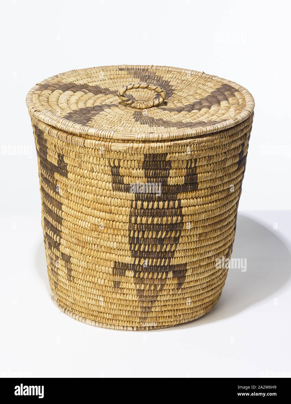 Panier à couvercle avec gila monster design, Tohono O'odham, 1900-1940, le yucca, fibre optique 14 x 14-1/4 (diam.) dans un panier,.) : 13-1/2 x 14-1/4 (diam.) dans., b) couvercle : 2 x 14-1/4 (diam.) in., des arts autochtones des Amériques Banque D'Images