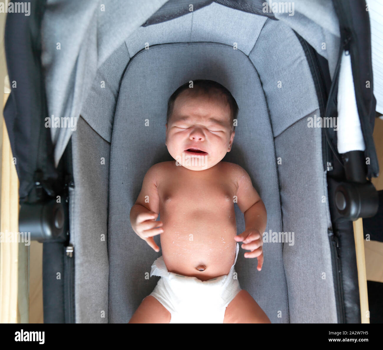 2 semaine bébé dans la couchette Banque D'Images