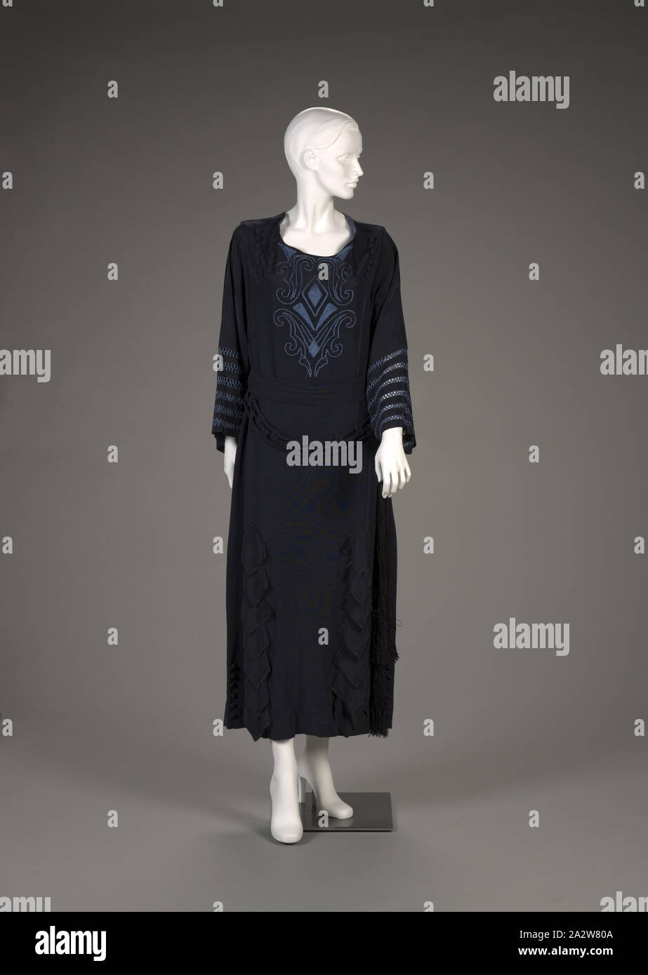 Robe et ceinture, fin des années 20, soie, métal, centre retour longueur : 52-1/2 in., du textile et des arts de la mode Banque D'Images