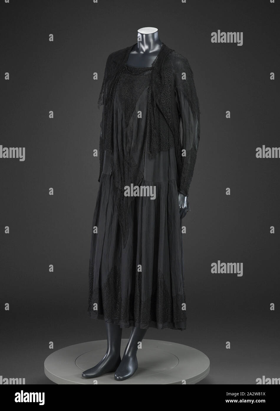 Robe d'après-midi, George Philip Meier, Designer (American, 1864-1932), fin des années 1910, crêpe de soie, dentelle, machine arrière centre 51 in., façade 45-1/2 in., buste 34 in., tour de taille 35 à 40., les hanches en longueur de manche 24,.., dans les épaules 16 in., du textile et des arts de la mode Banque D'Images