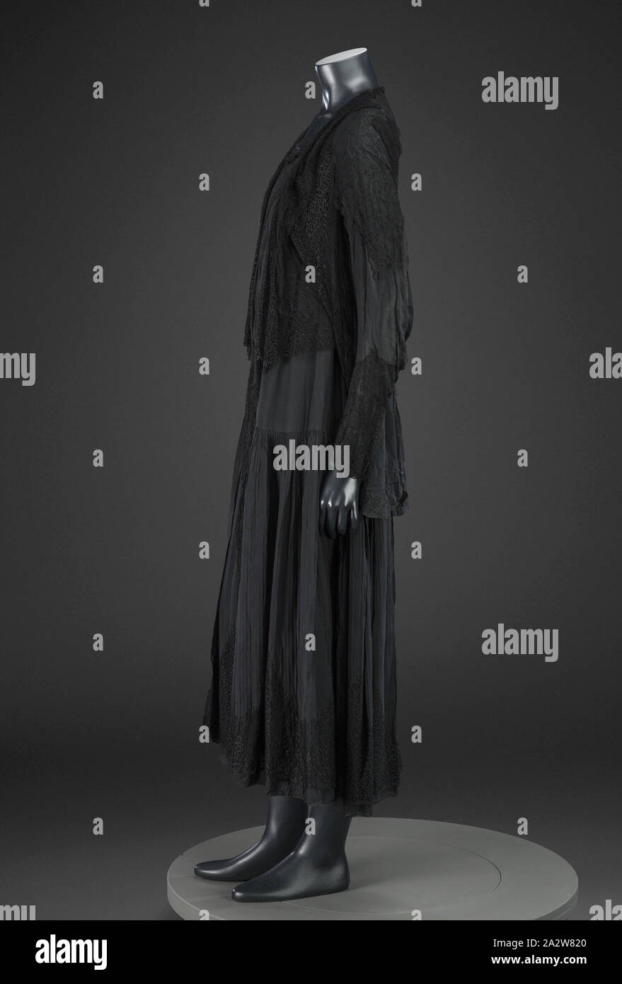 Robe d'après-midi, George Philip Meier, Designer (American, 1864-1932), fin des années 1910, crêpe de soie, dentelle, machine arrière centre 51 in., façade 45-1/2 in., buste 34 in., tour de taille 35 à 40., les hanches en longueur de manche 24,.., dans les épaules 16 in., du textile et des arts de la mode Banque D'Images