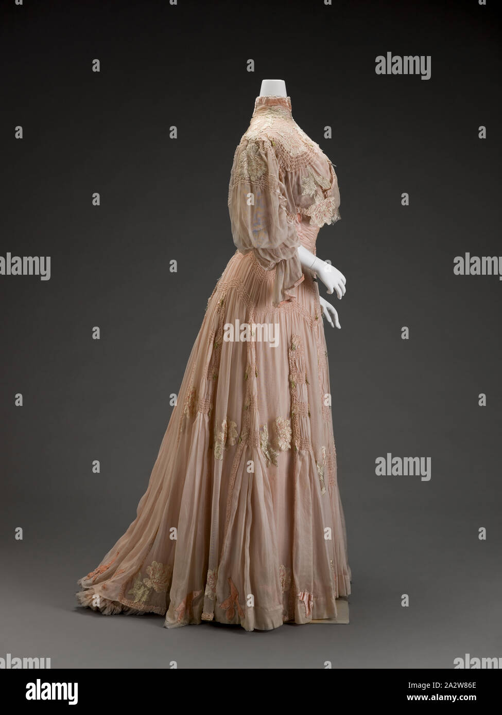 Robe de jour, Girolamo Giuseffi, Designer (American, 1864-1934), G. Giuseffi Ladies' adaptation de société, Design House (américain), environ 1906, soie, velours de soie, pas de détails sur les mesures., G. Giuseffi L. T. Company, Saint Louis, MO., du textile et des arts de la mode Banque D'Images