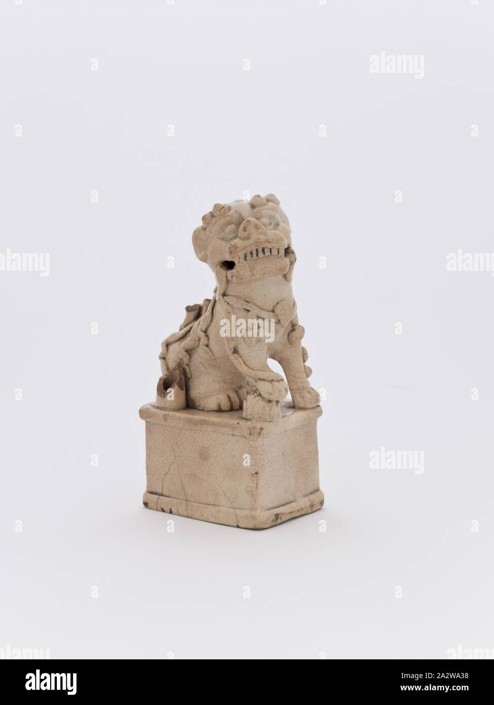 Chien de Fo, date inconnue, céramique ou en porcelaine, H : 5-1/2", Art asiatique Banque D'Images