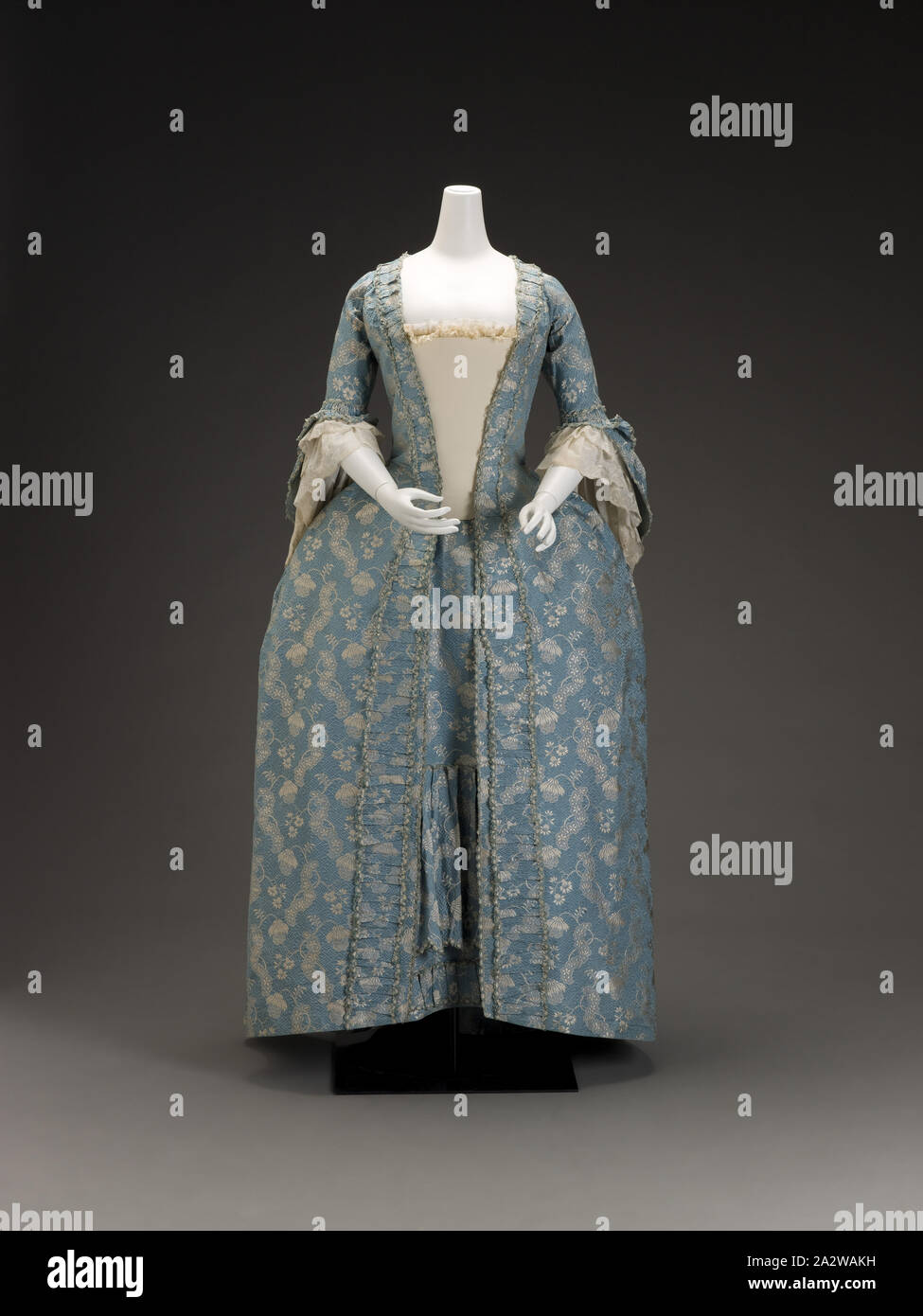 Vers 1760, robe, soie brocart de soie, chaîne et trame supplémentaire centre retour 57-1/2 in., du textile et des arts de la mode Banque D'Images