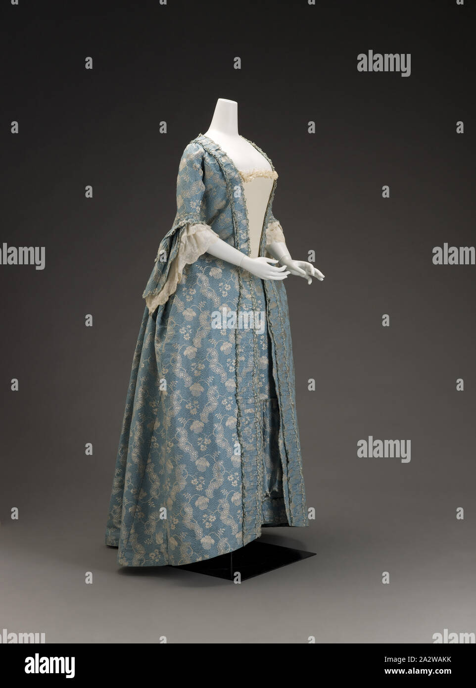 Vers 1760, robe, soie brocart de soie, chaîne et trame supplémentaire centre retour 57-1/2 in., du textile et des arts de la mode Banque D'Images