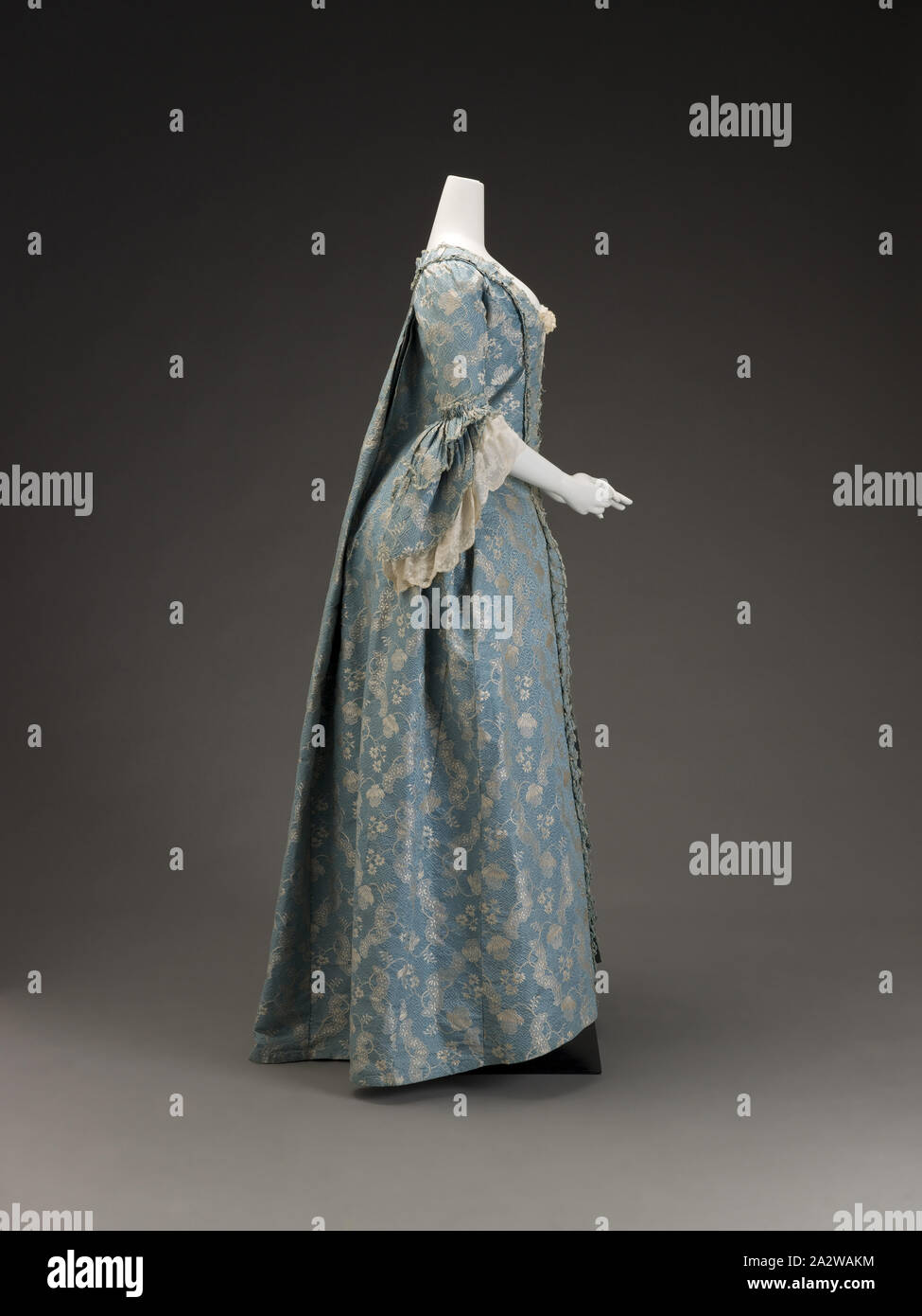 Vers 1760, robe, soie brocart de soie, chaîne et trame supplémentaire centre retour 57-1/2 in., du textile et des arts de la mode Banque D'Images