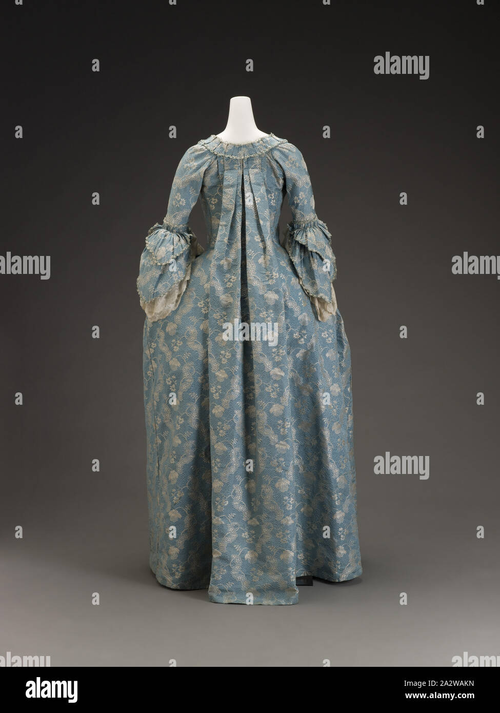 Vers 1760, robe, soie brocart de soie, chaîne et trame supplémentaire  centre retour 57-1/2 in., du textile et des arts de la mode Photo Stock -  Alamy