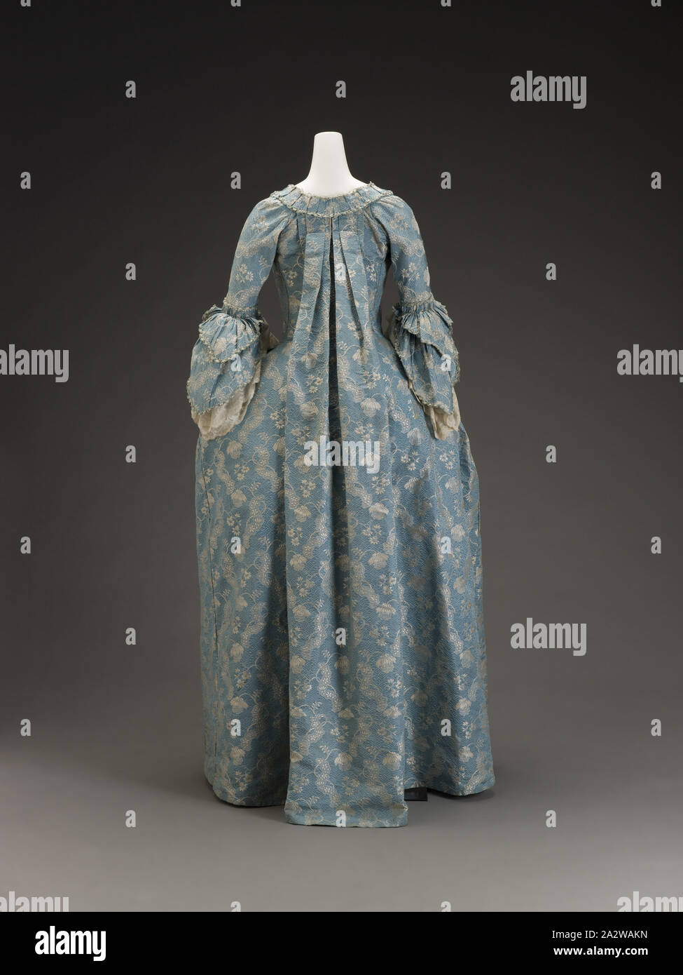 Vers 1760, robe, soie brocart de soie, chaîne et trame supplémentaire centre retour 57-1/2 in., du textile et des arts de la mode Banque D'Images