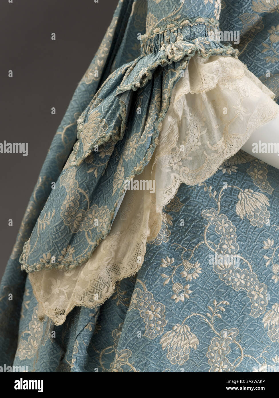 Vers 1760, robe, soie brocart de soie, chaîne et trame supplémentaire centre retour 57-1/2 in., du textile et des arts de la mode Banque D'Images