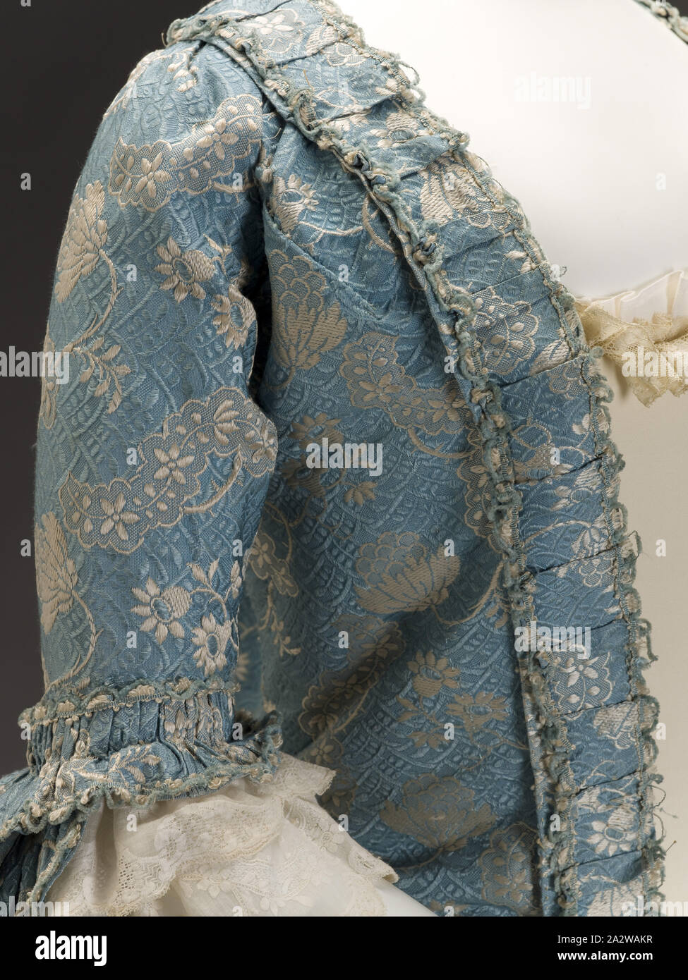 Vers 1760, robe, soie brocart de soie, chaîne et trame supplémentaire centre retour 57-1/2 in., du textile et des arts de la mode Banque D'Images