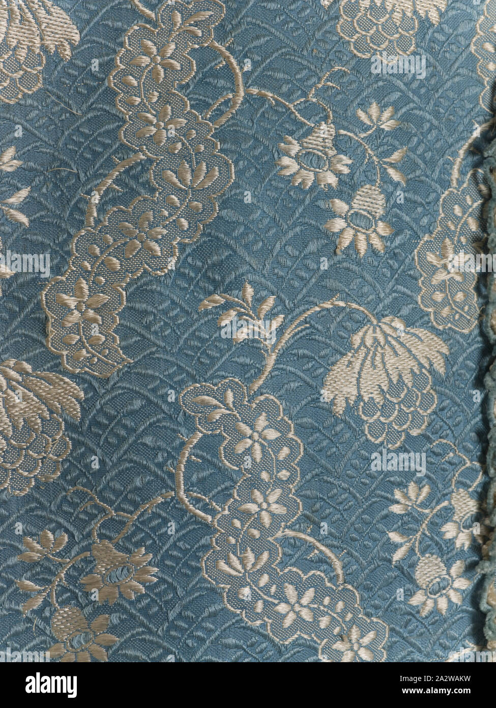 Vers 1760, robe, soie brocart de soie, chaîne et trame supplémentaire centre retour 57-1/2 in., du textile et des arts de la mode Banque D'Images