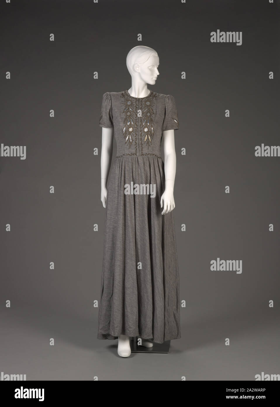 Robe, années 40, laine, fils métalliques, cuir peint, Centre retour longueur : 59 in. Tour de poitrine : 39 in. Tour de taille : 29 in., Mode Auteur's Guild, arts du textile et de la mode Banque D'Images