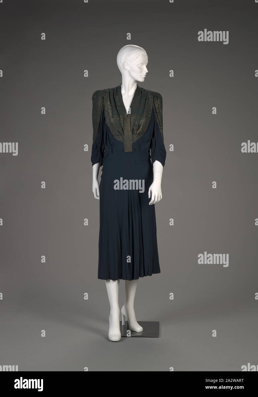 Au début des années 40, robe en crêpe de soie, coton, métal, centre retour longueur : 47-1/2 po, Anna Duc/New York, du textile et des arts de la mode Banque D'Images