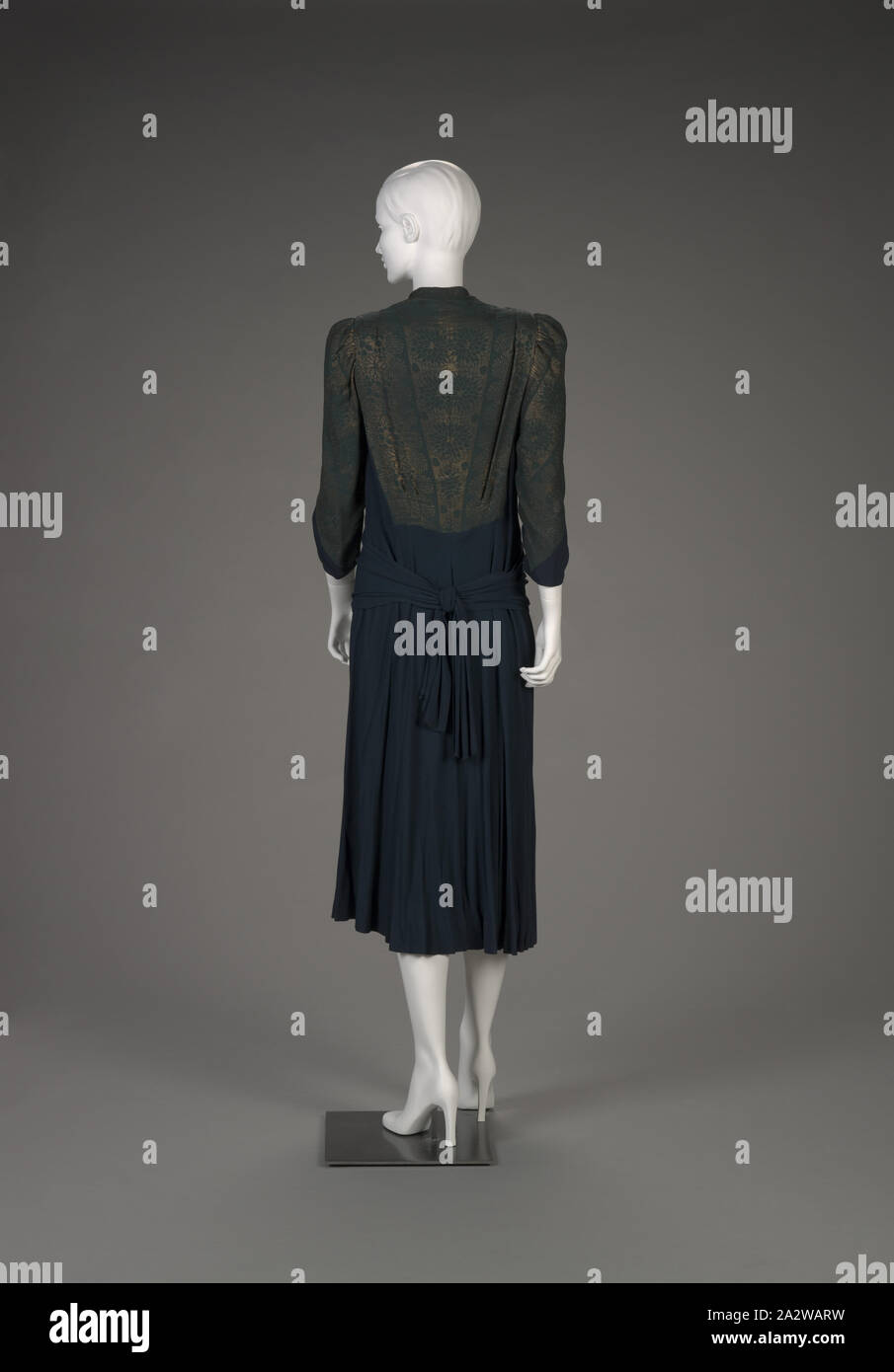 Au début des années 40, robe en crêpe de soie, coton, métal, centre retour longueur : 47-1/2 po, Anna Duc/New York, du textile et des arts de la mode Banque D'Images
