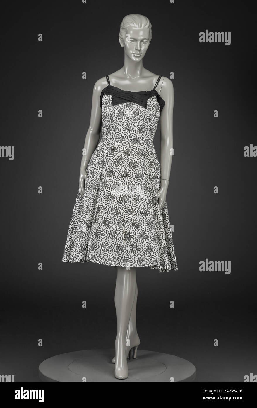 Robe, Inconnu, 1950, coton, centre retour 34 in., façade 36-3/4 in., buste en 32., 29., taille dans les hanches 34 in., Cuisine Américaine, du textile et des arts de la mode Banque D'Images