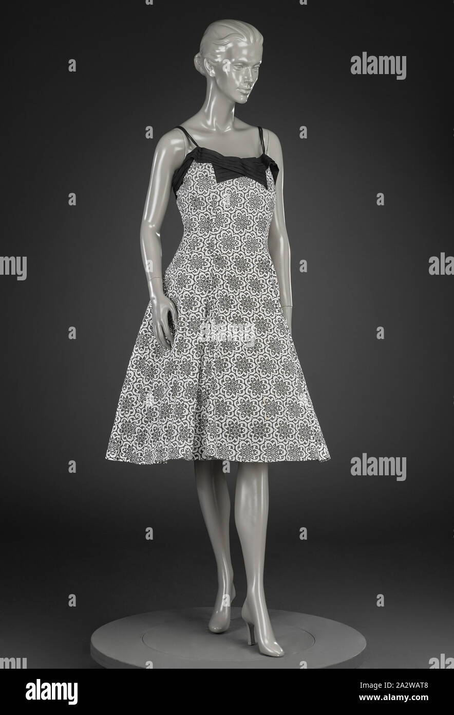 Robe, Inconnu, 1950, coton, centre retour 34 in., façade 36-3/4 in., buste en 32., 29., taille dans les hanches 34 in., Cuisine Américaine, du textile et des arts de la mode Banque D'Images