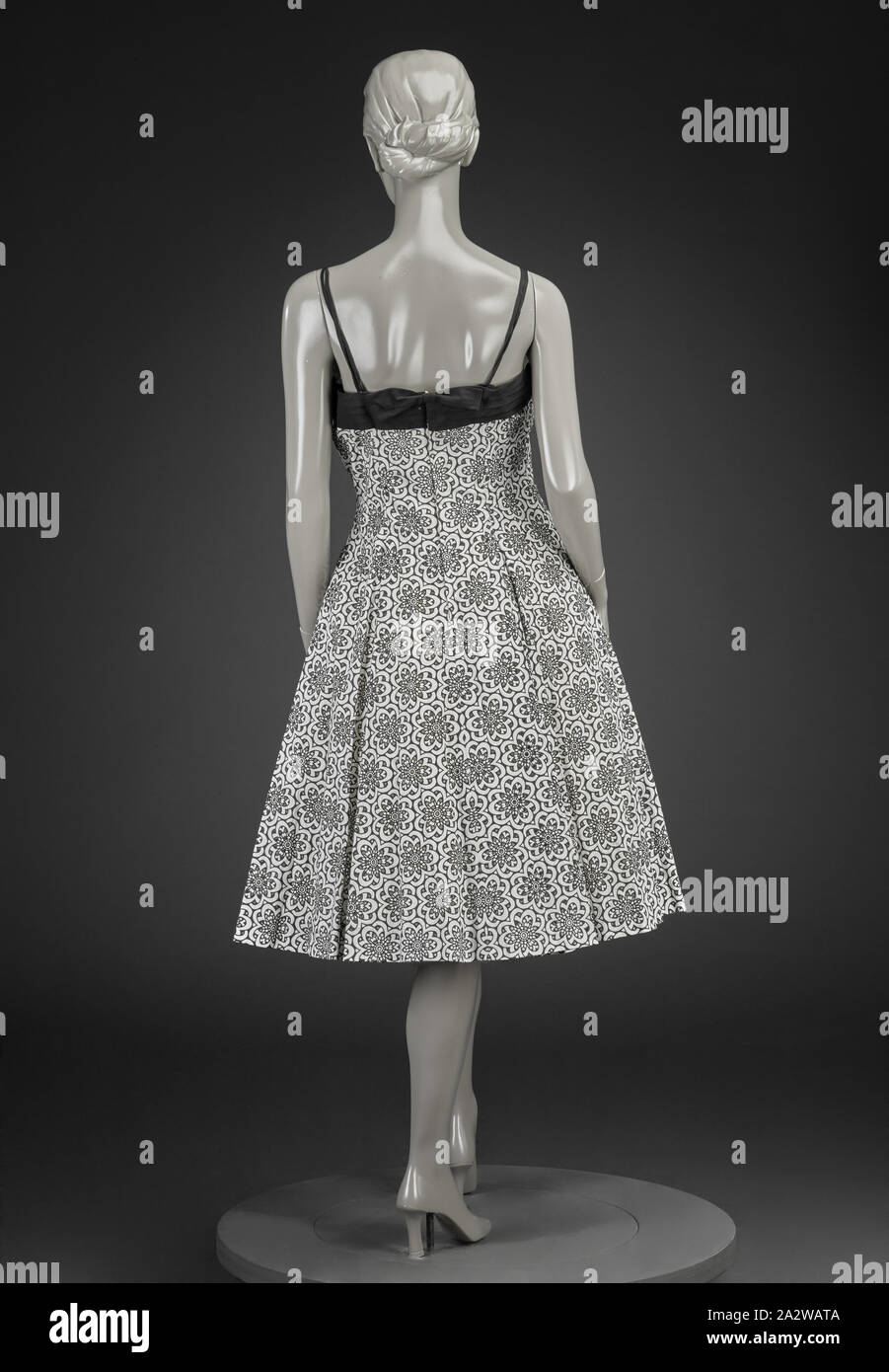 Robe, Inconnu, 1950, coton, centre retour 34 in., façade 36-3/4 in., buste en 32., 29., taille dans les hanches 34 in., Cuisine Américaine, du textile et des arts de la mode Banque D'Images