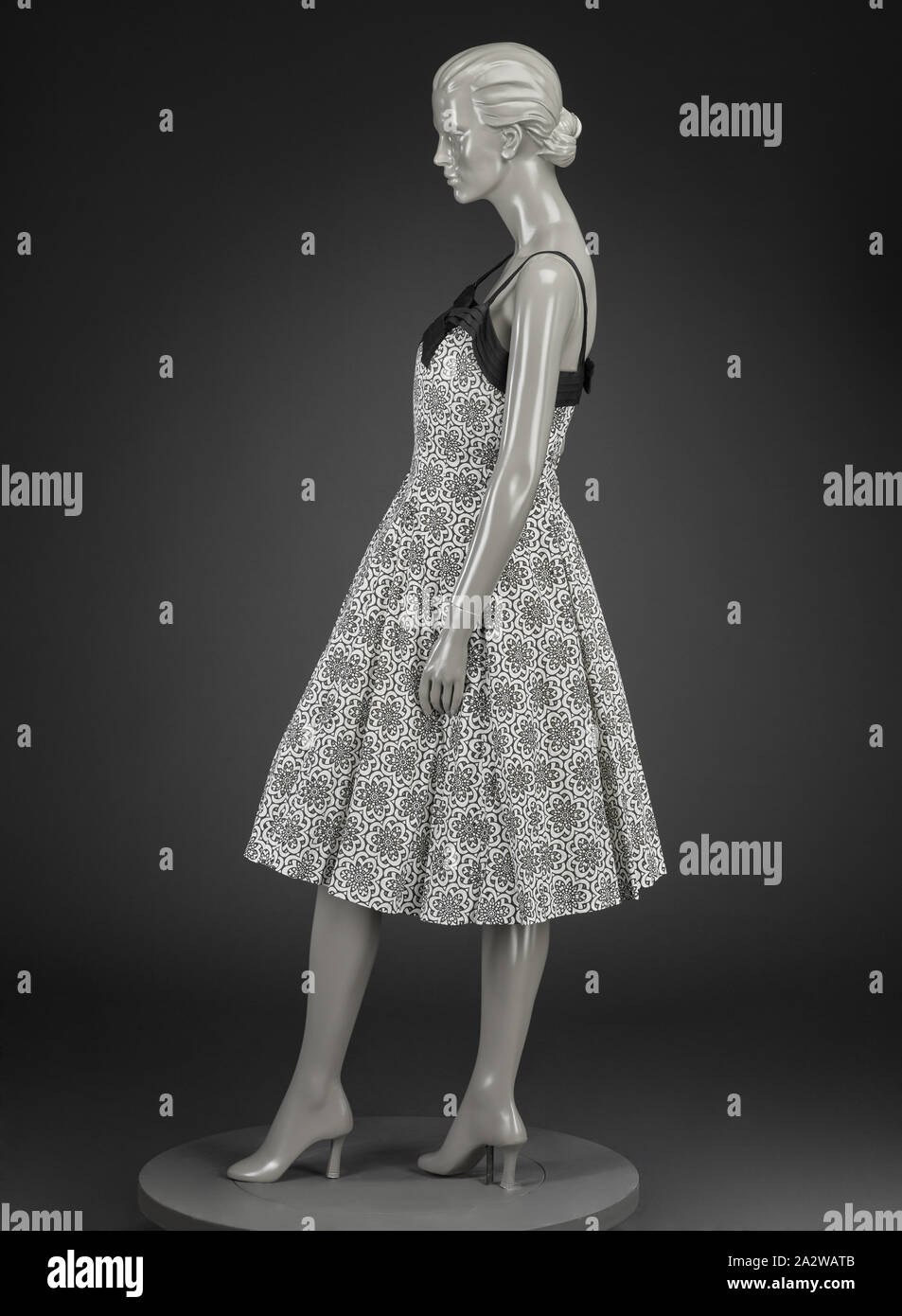 Robe, Inconnu, 1950, coton, centre retour 34 in., façade 36-3/4 in., buste en 32., 29., taille dans les hanches 34 in., Cuisine Américaine, du textile et des arts de la mode Banque D'Images