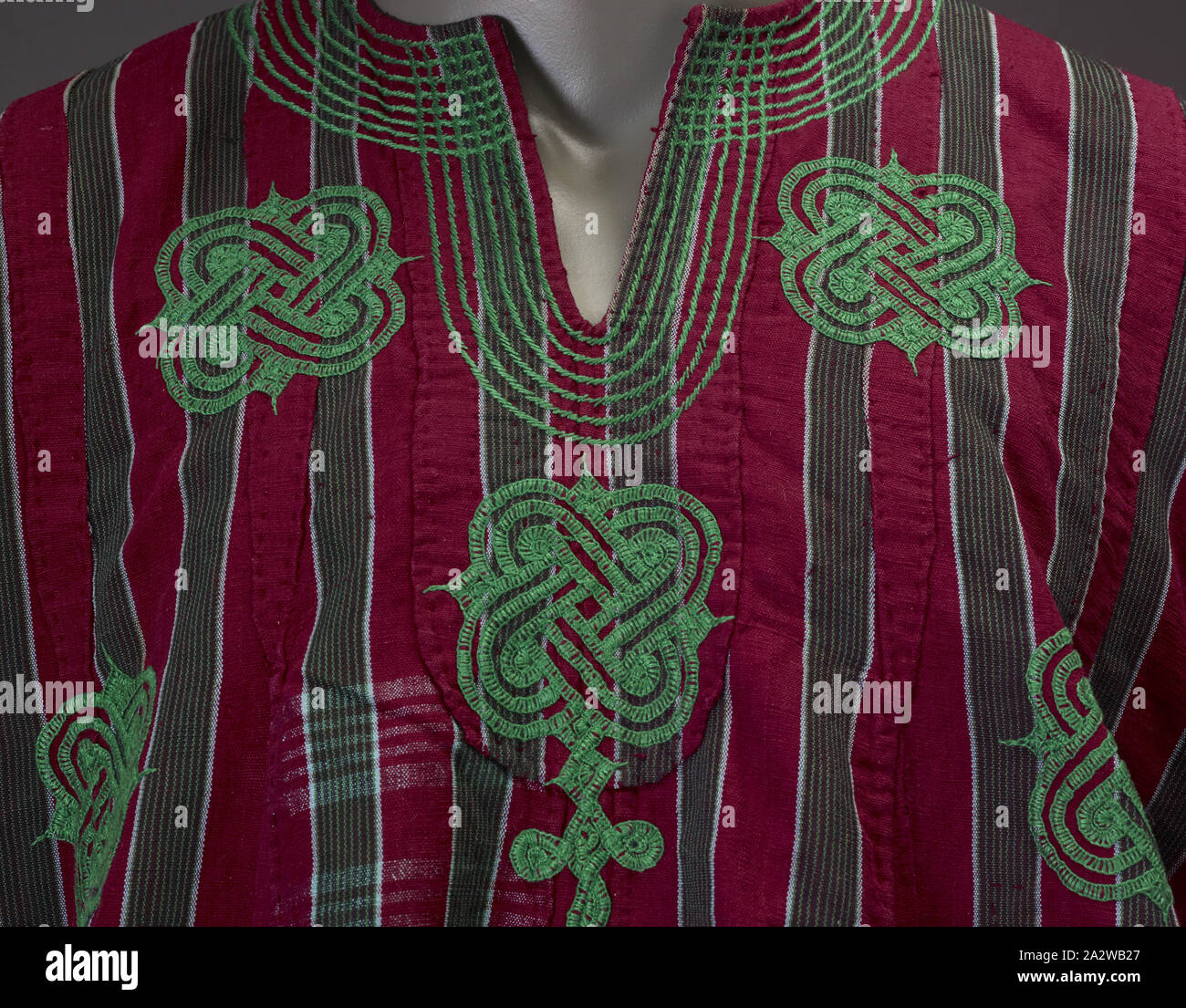 Vêtement d'homme (gbariye), Yoruba, années 80, coton, brodés avec du coton, d'une) : haut : longueur 42 po., b) pantalons : longueur 33 po. C) hat : hauteur 10-1/2 in., du textile et des arts de la mode Banque D'Images