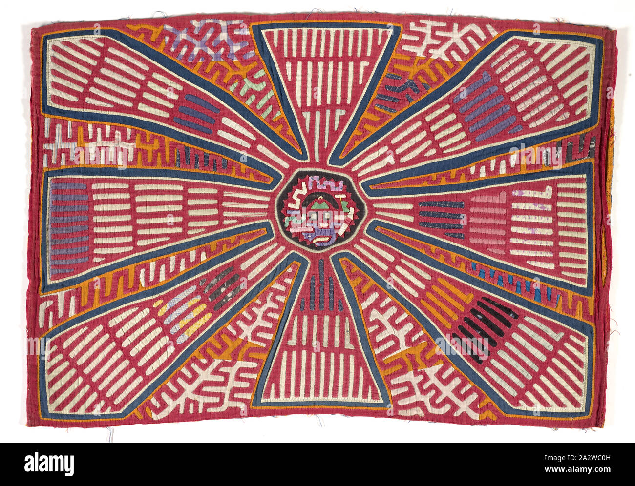 Shirt de bord (Mola), peuple Kuna, 1920-1970, appliqued coton, 16-3/4 x 24-1/2 in., du textile et des arts de la mode Banque D'Images