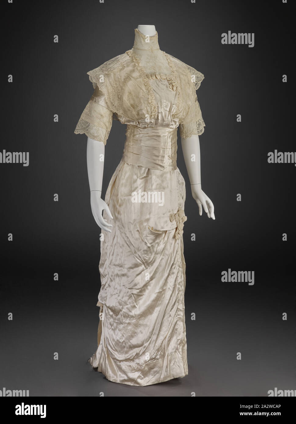 Robe de mariage (robe, ceinture de smoking), Inconnu, 1913, de soie et de  satin, en mousseline de soie, dentelle, une robe) : centre retour 71 in.,  façade 55 in., buste en 31.,