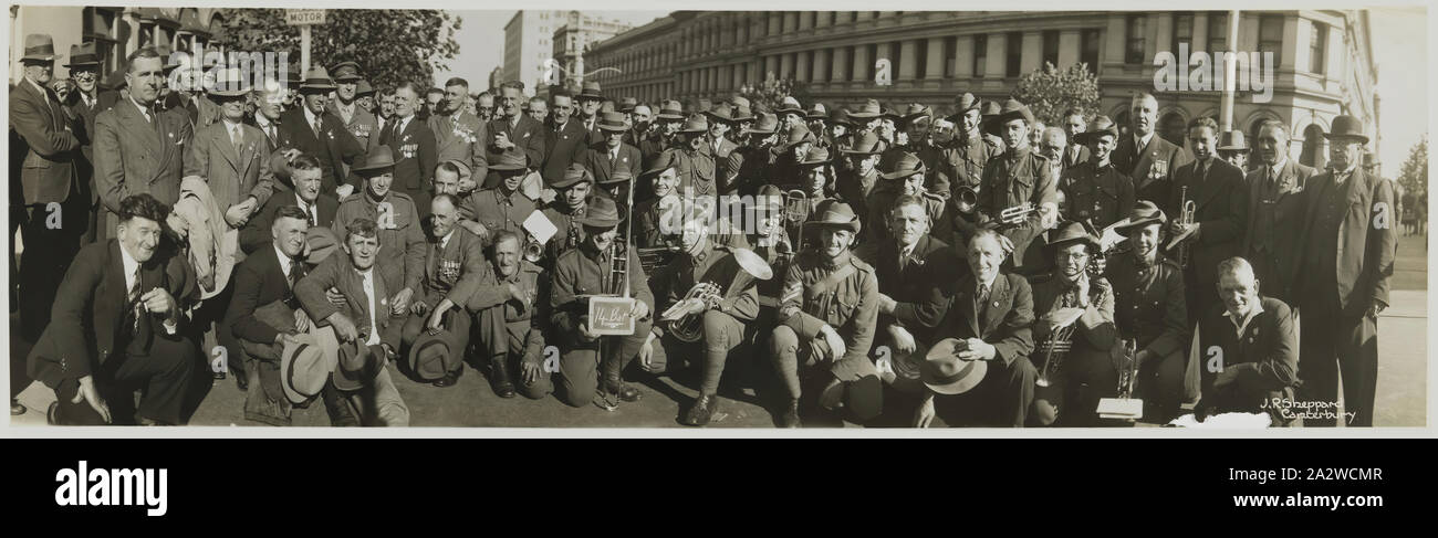 Photographie - 14e bataillon, les marcheurs de l'Anzac Day, Melbourne, vers 1930, photographie panoramique, noir et blanc, des marcheurs de l'Anzac Day, probablement prises dans les années 1930. Les hommes dépeints sont des anciens combattants du 14e Bataillon Banque D'Images