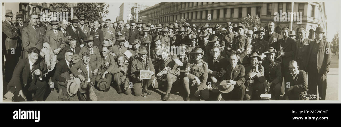 Photographie - 14e bataillon, les marcheurs de l'Anzac Day, Melbourne, vers 1930, photographie panoramique, noir et blanc, des marcheurs de l'Anzac Day, probablement prises dans les années 1930. Les hommes dépeints sont des anciens combattants du 14e Bataillon Banque D'Images