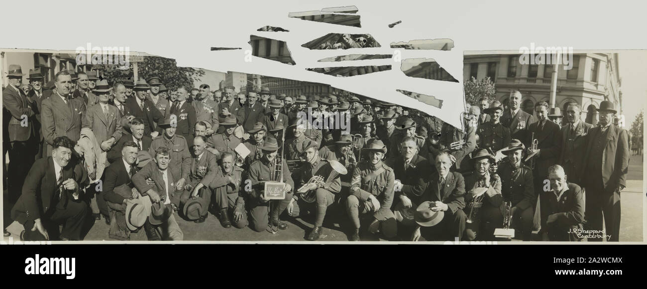 Photographie - 14e bataillon, les marcheurs de l'Anzac Day, Melbourne, vers 1930, photographie panoramique, noir et blanc, des marcheurs de l'Anzac Day, probablement prises dans les années 1930. Les hommes dépeints sont des anciens combattants du 14e Bataillon Banque D'Images
