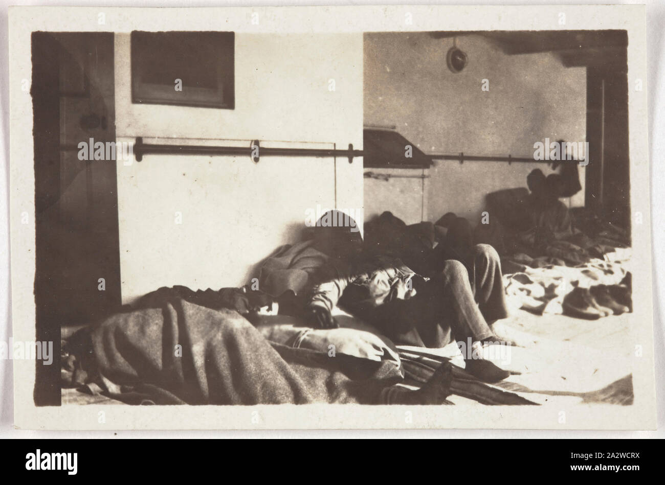 Photographie - 'à bord de navire-hôpital", le Soldat John Lord, la Première Guerre mondiale, 1915, tirage photographique noir et blanc montrant des passagers sur le HMHS Devanha - le dernier navire-hôpital à quitter les Dardanelles (Gallipoli) pour l'Égypte en 1915. L'inscription précise que le "cas" de lumière ont été tenus sur le pont tandis que les lits étaient réservés pour les cas les plus graves. Le voyage a duré trois jours. Relié à un petit ordinateur portable utilisé comme un album de photos Banque D'Images