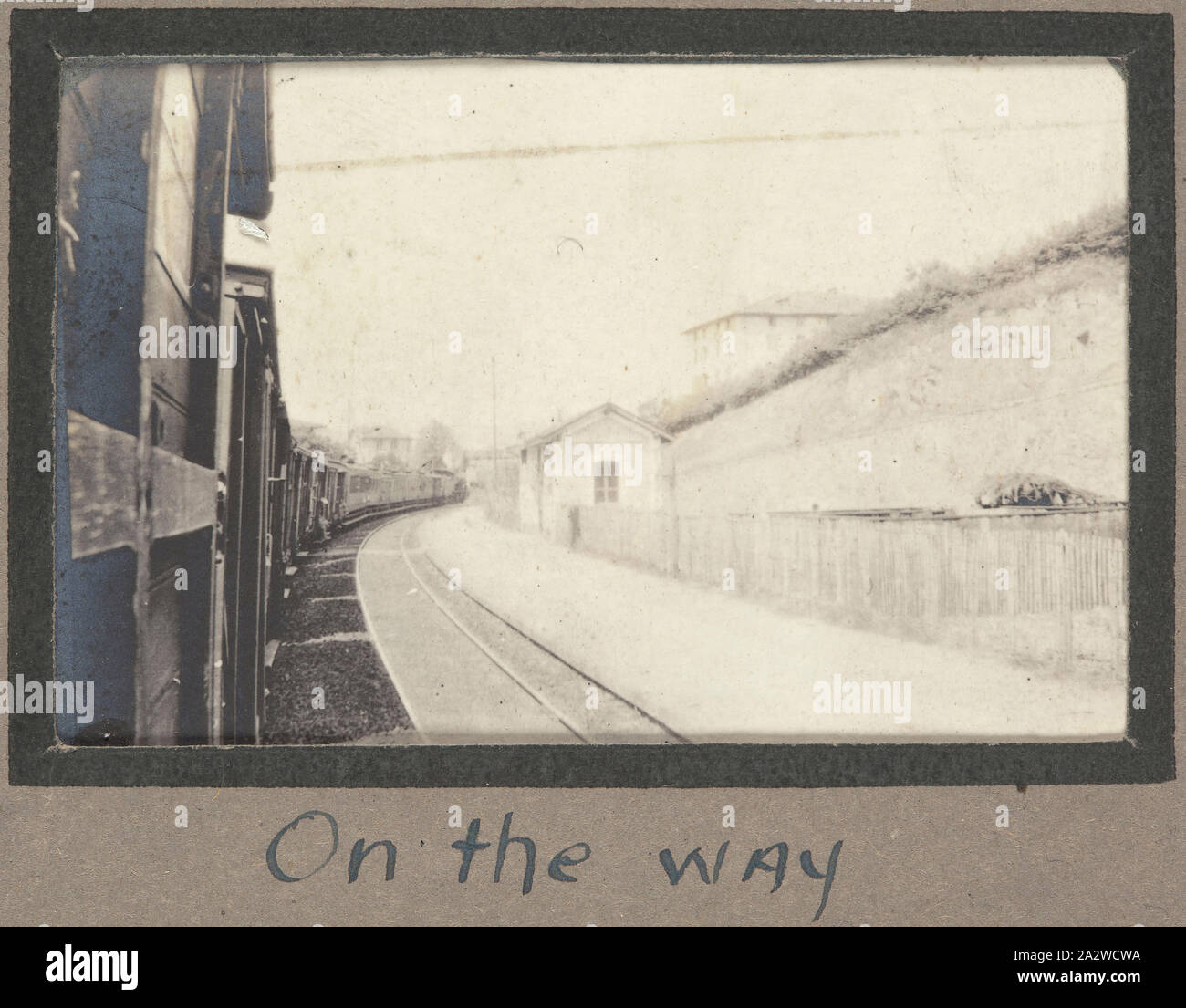 Photographie - "Sur la voie", la France, le Sergent John Lord, la Première Guerre mondiale, 1916-1917, tirage photographique noir et blanc qui illustre le point de vue d'une ville française de passage à partir de la fenêtre d'un train de troupes. Le sous-titre suivant "sur la façon de l'avant", ce qui implique que les soldats à bord du train ont été transportés d'un camp ou de l'arrivée de formation à l'action sur la ligne de front. Trains de troupes ont été le principal moyen de transport des soldats de première ligne Banque D'Images