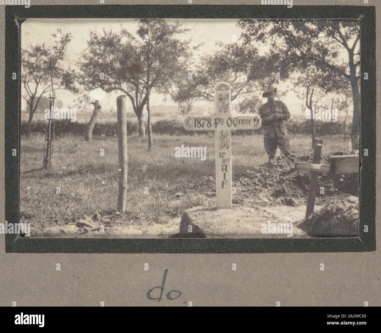 Photographie - Cimetière Warloy-Baillon, France, le Sergent John Lord, la Première Guerre mondiale, 1916-1917, tirage photographique noir et blanc qui illustre le cimetière cimetière à Warloy-Baillon. Les combats de juillet à novembre 1916, sur le front nord de la somme représente la plupart des soldats enterrés dans le cimetière de Warloy-Baillon. La pierre tombale sur cette photo est celui de soldat Roy Roderick O'Connor. O'Connor s'est enrôlé dans l'armée australienne le 27 janvier 1915 Banque D'Images